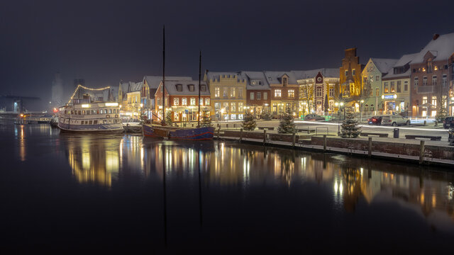 Weihnachtlicher Binnenhafen Husum mit Schnee