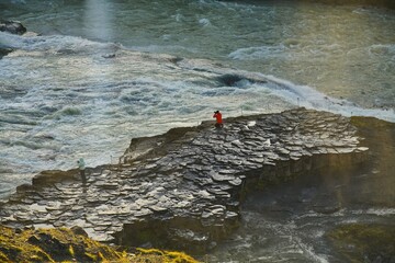 Fototapeta na wymiar Fotografen am Gullfoss Wasserfall in Island
