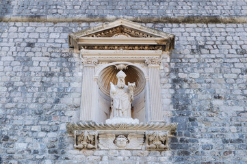 Obraz premium Carved stone statue over the entrance to Fort Lovrijenac in Dubrovnik, Croatia, representing St Blaise, the patron saint of Dubrovnik