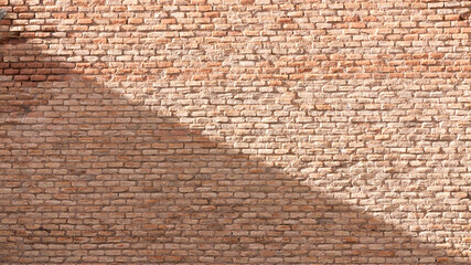 Muro de ladrillo con sombra en diagonal