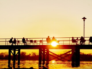 Kressbronn Leute auf dem Landungssteg Anlegestelle