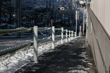 除雪が進んだ坂道の歩道。東京、赤坂9丁目の町の風景
