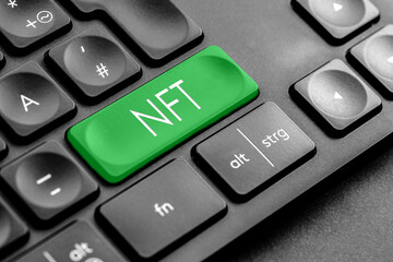 grüne "NFT" Taste auf einer dunklen Tastatur