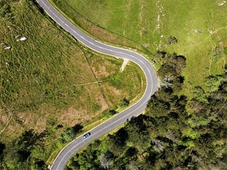 Vista aerea de carretera de montaña. Colores verdes. Vista de drone. carretera serpiente.