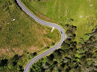 Vista aerea de carretera de montaña. Colores verdes. Vista de drone. carretera serpiente.