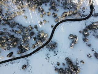 carretera de montaña nevada, carretera tipo serpiente. Vista de drone