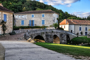 Fototapeta na wymiar The medieval bridge, in the picturesque village of Saint-Jean-de-Côle, Dordogne, also contributes greatly to the charms of the village.