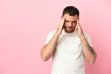 Naklejka premium Young Brazilian man isolated on pink background with headache
