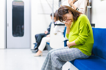 電車内で気分が悪くなった妊婦