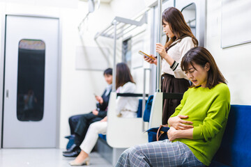 Fototapeta na wymiar 電車内で気分が悪くなった妊婦