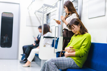 電車内で気分が悪くなった妊婦