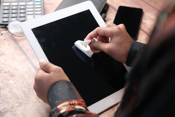  cleaning digital tablet display for preventing virus 