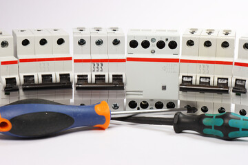 Automatic current switches, electromagnetic contactor and screwdrivers, for the installation of electrical wires.