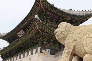 Naklejka premium Haetae Statue and front view of Gyeongbokgung Palace, Seoul, South Korea