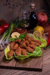 Vegan-cigköfte aus Weizen Grotten mit Salat, Tomate, Frühlingszwiebeln und Zitrone.