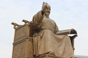 Fototapeta premium Korean King Sejong the Great's statue at Gwanghwamun Square, Seoul, South Korea