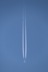 飛行機に連れられる雲