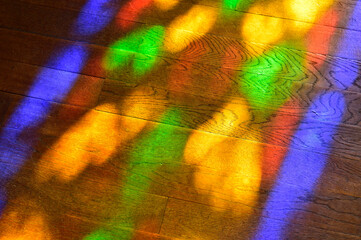 ステンドグラスの光が床に映り込んだ画像