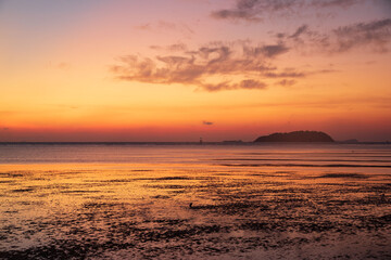 Obraz premium Scene of beautiful orange sky before sunrise