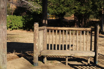 山の上の公園、木立の中のベンチ