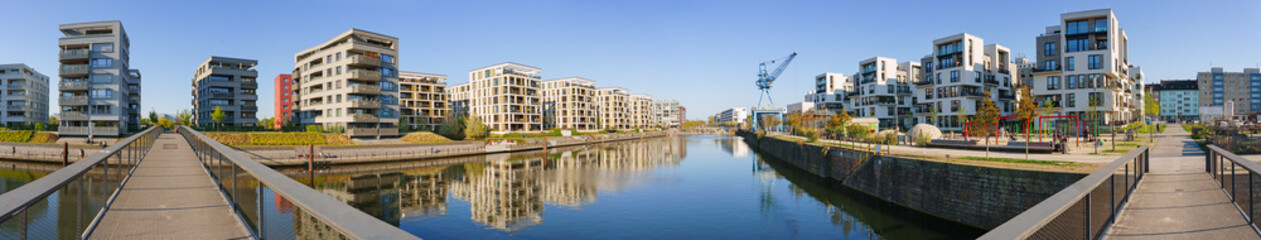 Fototapeta na wymiar Moderne Neubau-Immobilien am Wasser im Hafen Offenbach am Main, Hessen: Entwicklung eines neuen Wohnquartiers einer Stadt mit Eigentumswohnungen und Apartments