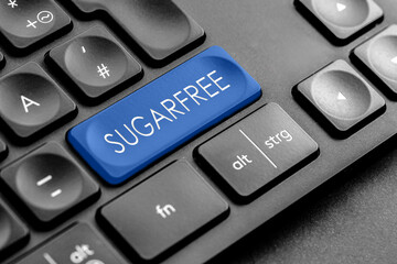 blaue "sugarfree" Taste auf einer dunklen Tastatur