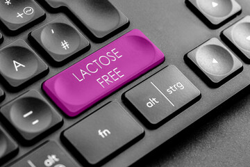 lila "lactose free" Taste auf einer dunklen Tastatur