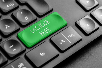 hellgrüne "lactose free" Taste auf einer dunklen Tastatur