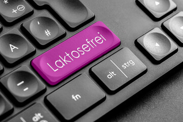 lila "laktosefrei" Taste auf einer dunklen Tastatur