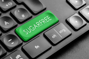 hellgrüne "sugarfree" Taste auf einer dunklen Tastatur