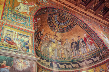 Fototapeta na wymiar Interiors of the Basilica of Santa Maria in Trastevere.