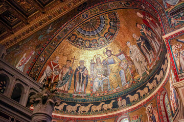 Fototapeta na wymiar Interiors of the Basilica of Santa Maria in Trastevere.