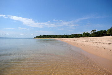 Obraz premium View of the freshwater beach of the Tapajos River in Alter do Chão, in the state of Pará, northern Brazil.