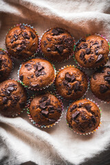 Vista superior de un montón de muffins de chocolate sobre un trapo