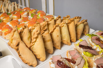 Triangular pies on a plate uchpochmak catering. © Евгений Вершинин