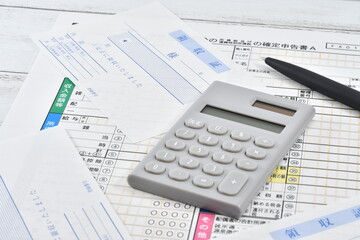 確定申告用紙と領収書