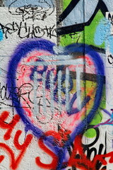 Coeur bleu et graffitis. Mur de Berlin. 