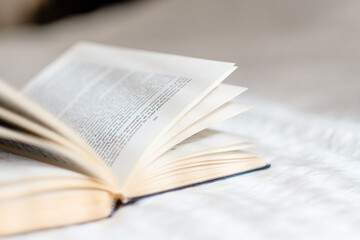 Obraz premium Open book on a table