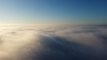 Blick über eine Nebeldecke bei Sonnenuntergang