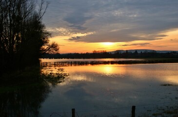 Coucher de soleil et reflets sur un étang.