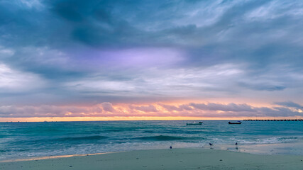 Amanecer nublado en Playa del Carmen, México