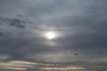 soleil à l'aurore sur ciel gris