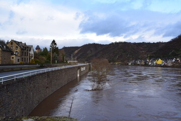 Moselhochwasser mit freier Hauptstraße im Bereich Oberburg Kobern-Gondorf