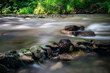 Rzeka w górach © Micha