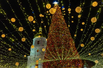Fototapeten Christmas tree on Sofiivska Square  in Kyiv, Ukraine on December 25, 2021.  © Vitali