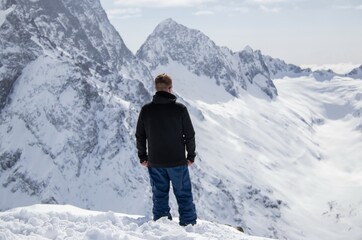 Fototapeta na wymiar Portrait of a man on top of a snowy mountain