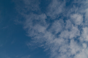 cielo azzurro con nuvole bianche