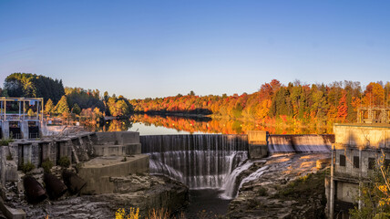 Obraz premium autumn landscape with a dam
