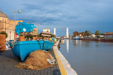 Barcone da pesca su molo.