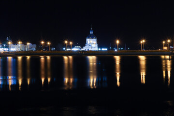 Fototapeta na wymiar Night view in the Volga river bank with a view of the church and its reflections in the water.